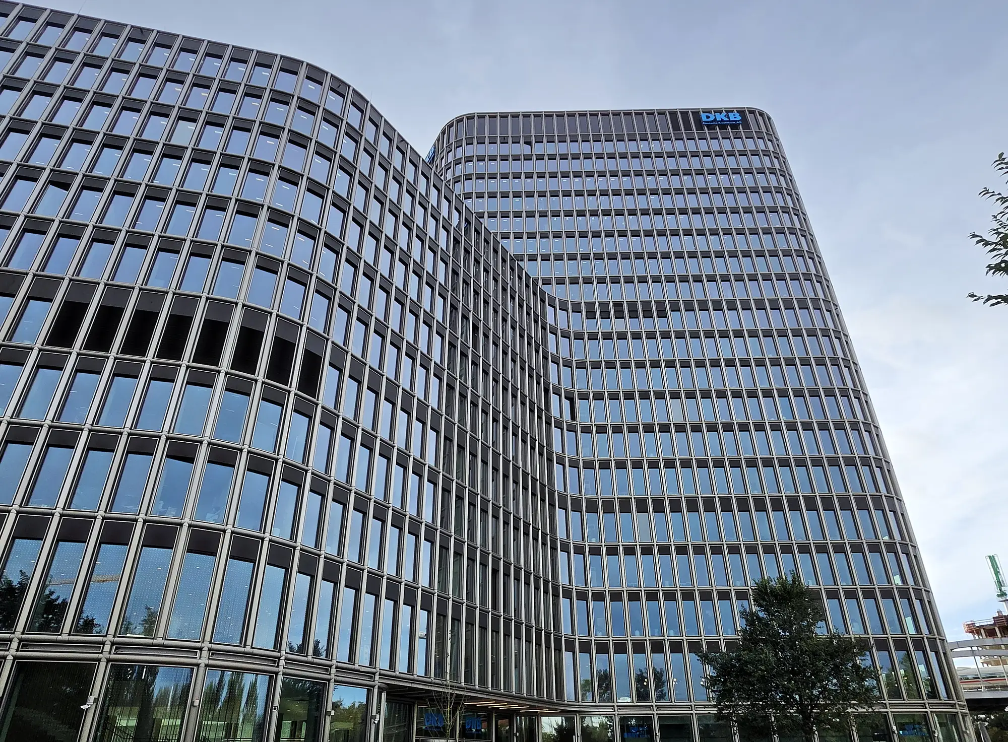 Das Bürohochhaus upbeat in der Berliner Europacity, Hauptsitz der DKB. Foto: iPSUM engineering.